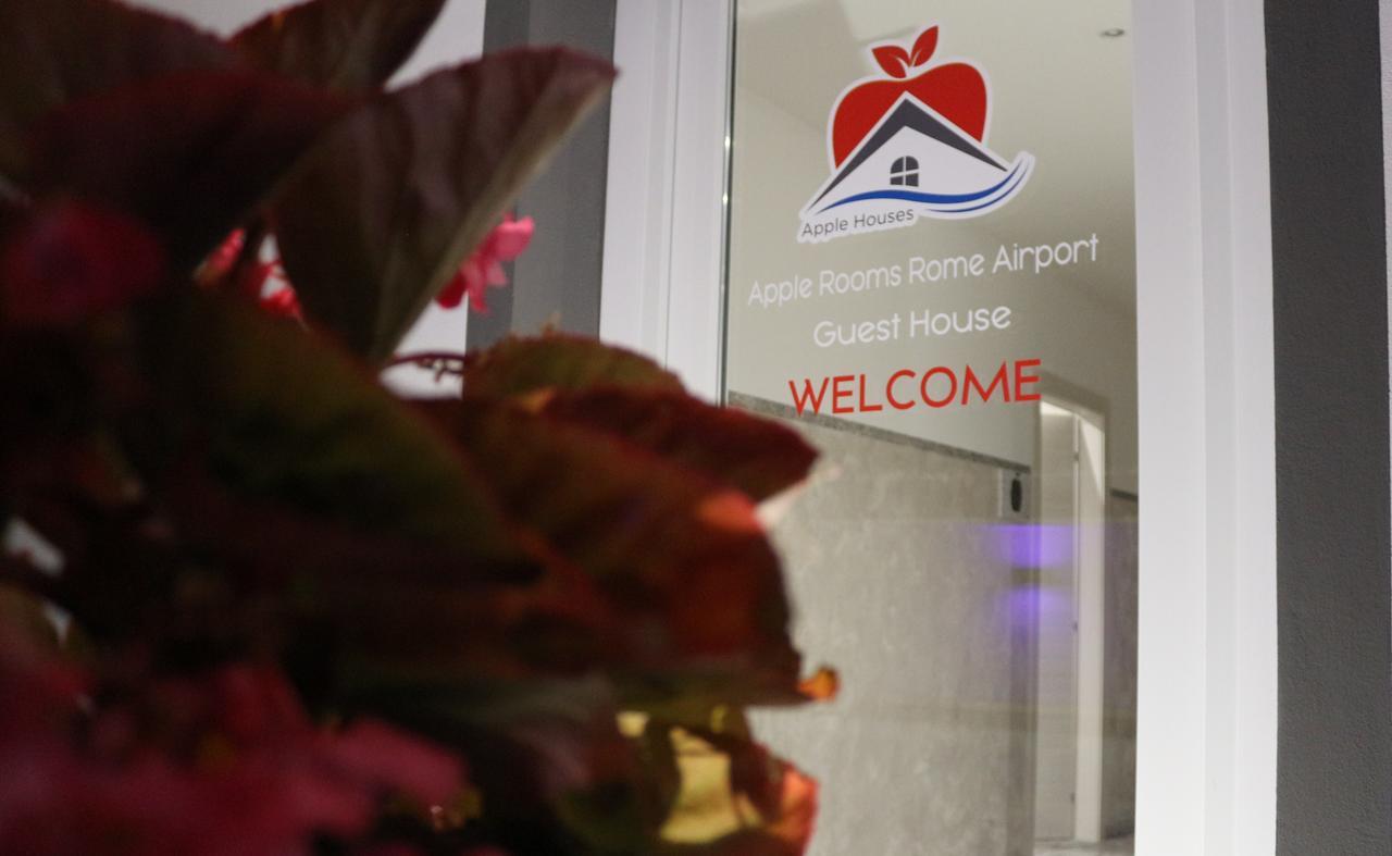 Apple Rooms Rome Airport Ф'юмічіно Екстер'єр фото The entrance to the airport's guest house