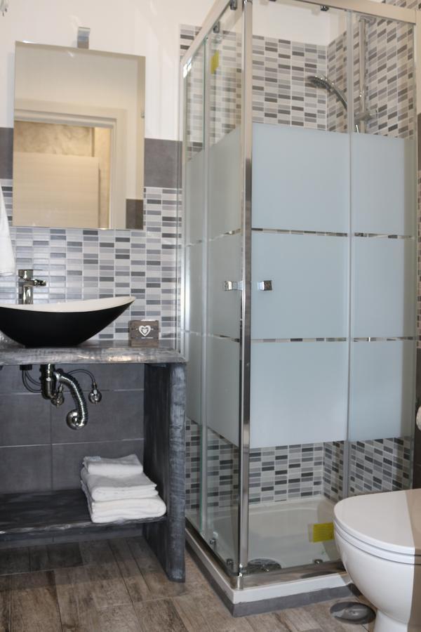 Apple Rooms Rome Airport Ф'юмічіно Екстер'єр фото A shower enclosure