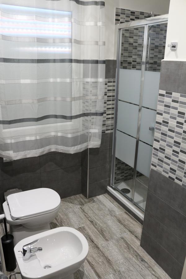 Apple Rooms Rome Airport Ф'юмічіно Екстер'єр фото A shower curtain