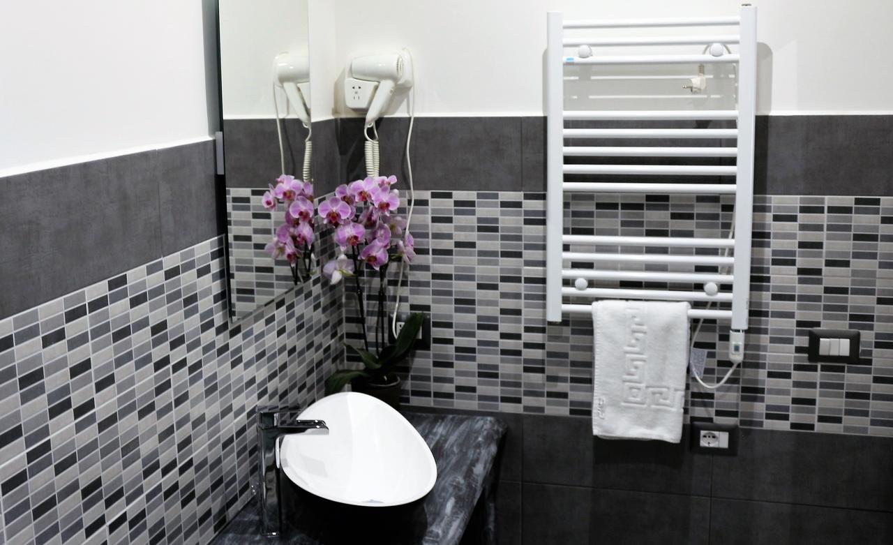 Apple Rooms Rome Airport Ф'юмічіно Екстер'єр фото A heated towel rail