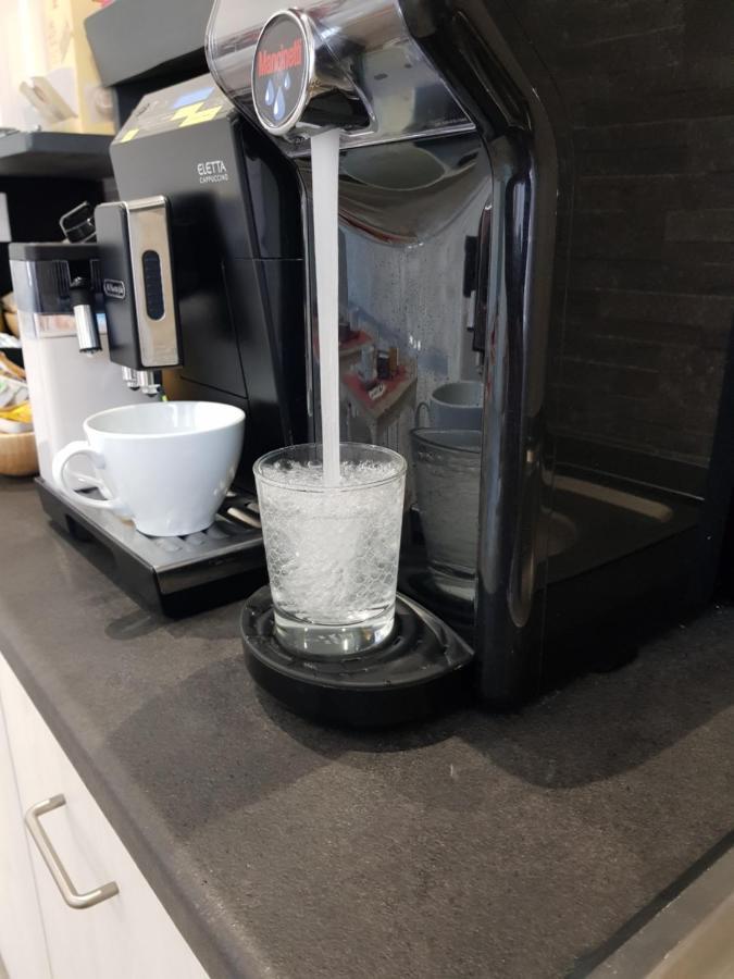 Apple Rooms Rome Airport Ф'юмічіно Екстер'єр фото A water dispenser
