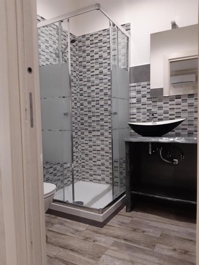 Apple Rooms Rome Airport Ф'юмічіно Екстер'єр фото A shower cubicle