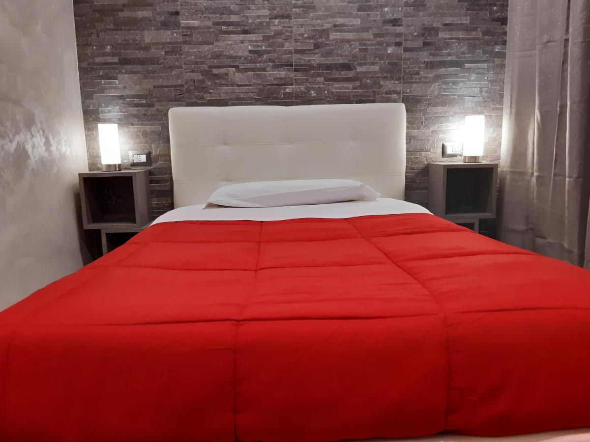Apple Rooms Rome Airport Ф'юмічіно Екстер'єр фото A bed with a duvet